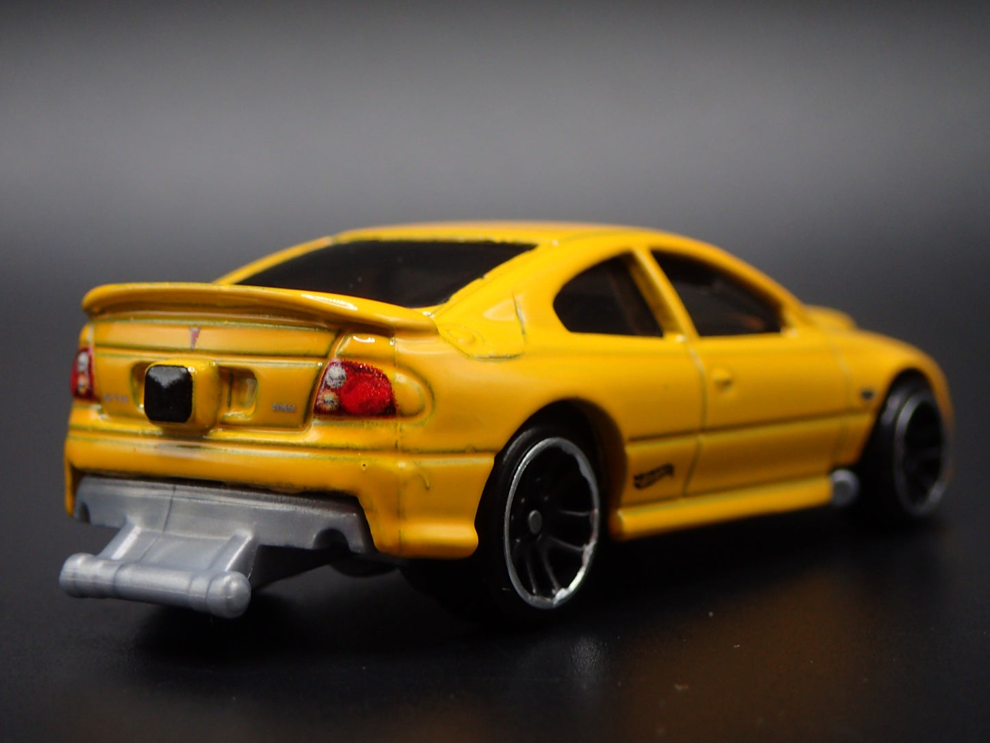 2004-2006 PONTIAC GTO YELLOW 1:64 SCALE COLLECTIBLE DIORAMA DIECAST MODEL CAR