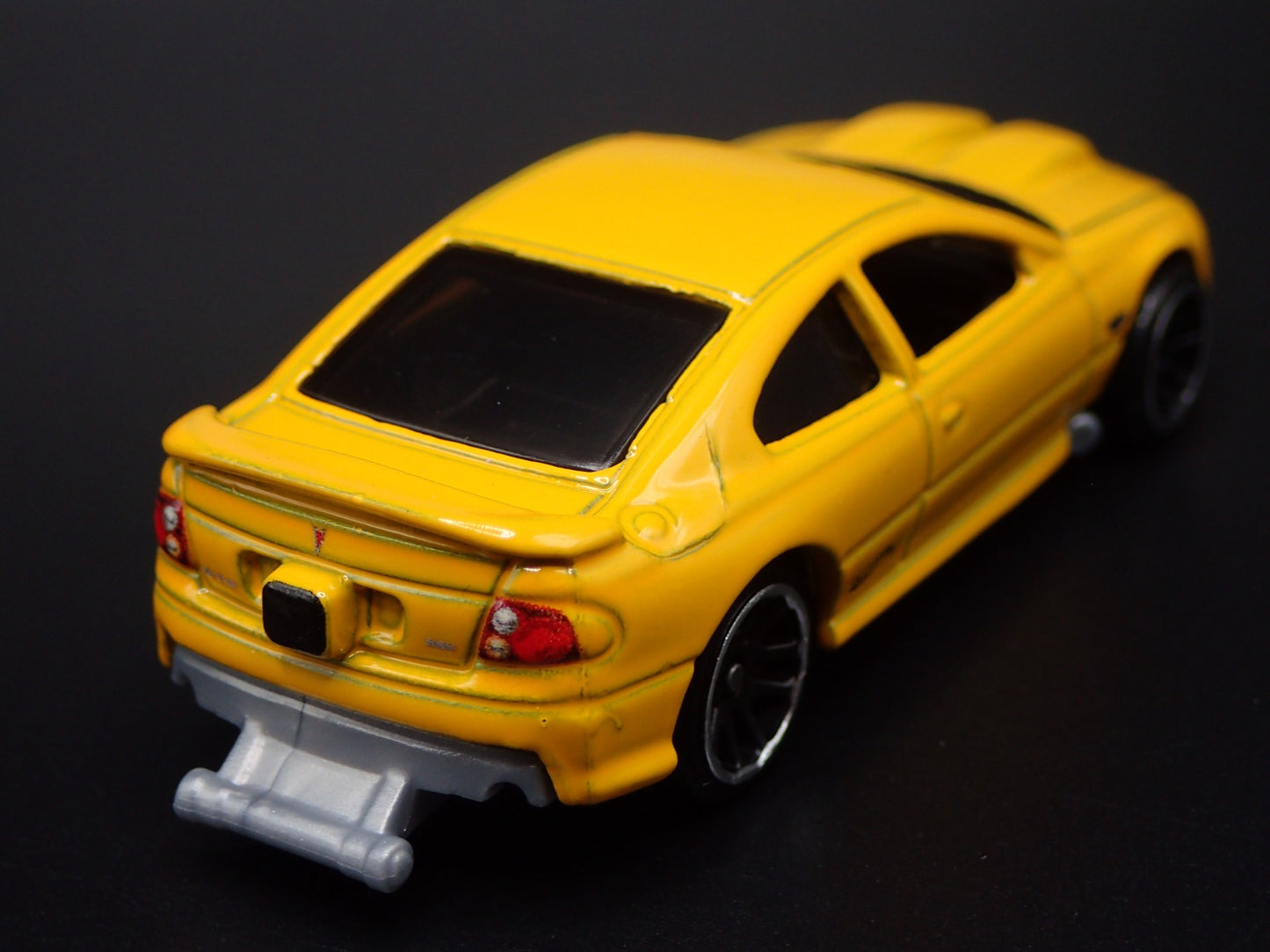 2004-2006 PONTIAC GTO YELLOW 1:64 SCALE COLLECTIBLE DIORAMA DIECAST MODEL CAR