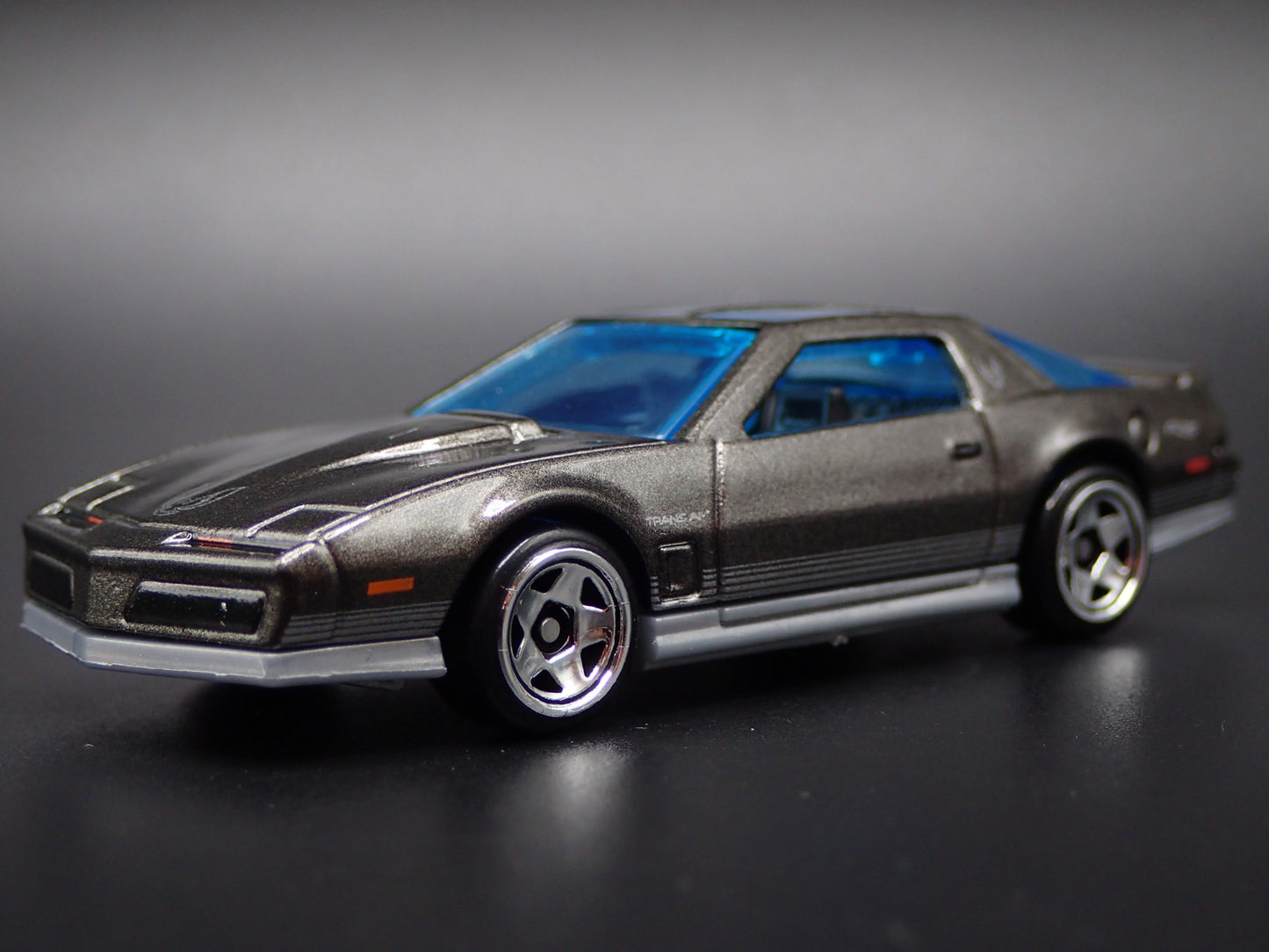 1984 84 PONTIAC FIREBIRD TRANS 1:64 SCALE COLLECTIBLE DIORAMA DIECAST MODEL CAR