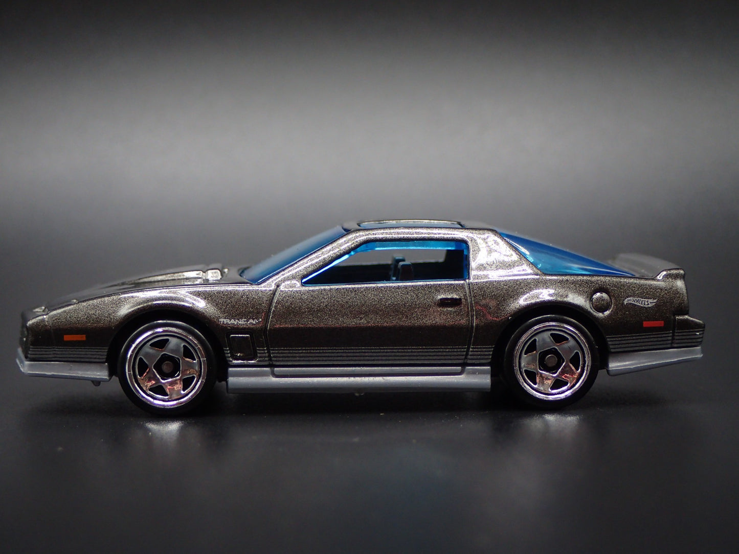 1984 84 PONTIAC FIREBIRD TRANS 1:64 SCALE COLLECTIBLE DIORAMA DIECAST MODEL CAR