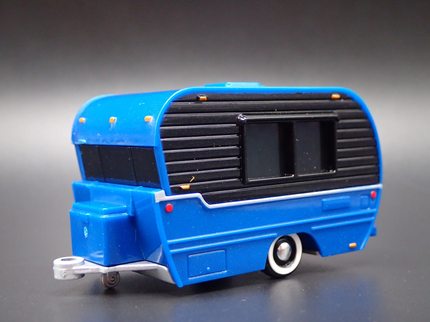 CLASSIC CRAFT TRAVEL TRAILER W/ HITCH BLUE 1:64 SCALE COLLECTIBLE MODEL CAMPER