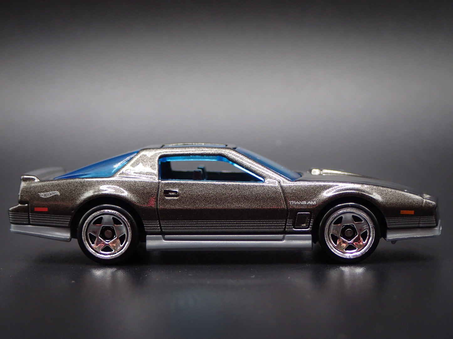 1984 84 PONTIAC FIREBIRD TRANS 1:64 SCALE COLLECTIBLE DIORAMA DIECAST MODEL CAR