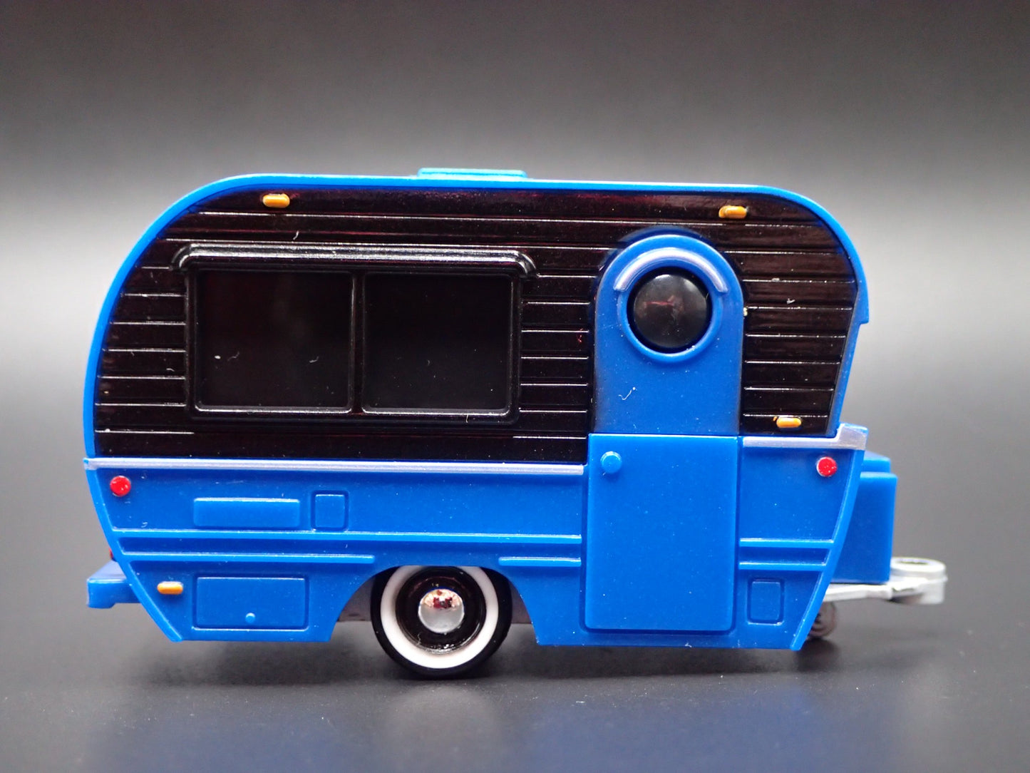 CLASSIC CRAFT TRAVEL TRAILER W/ HITCH BLUE 1:64 SCALE COLLECTIBLE MODEL CAMPER