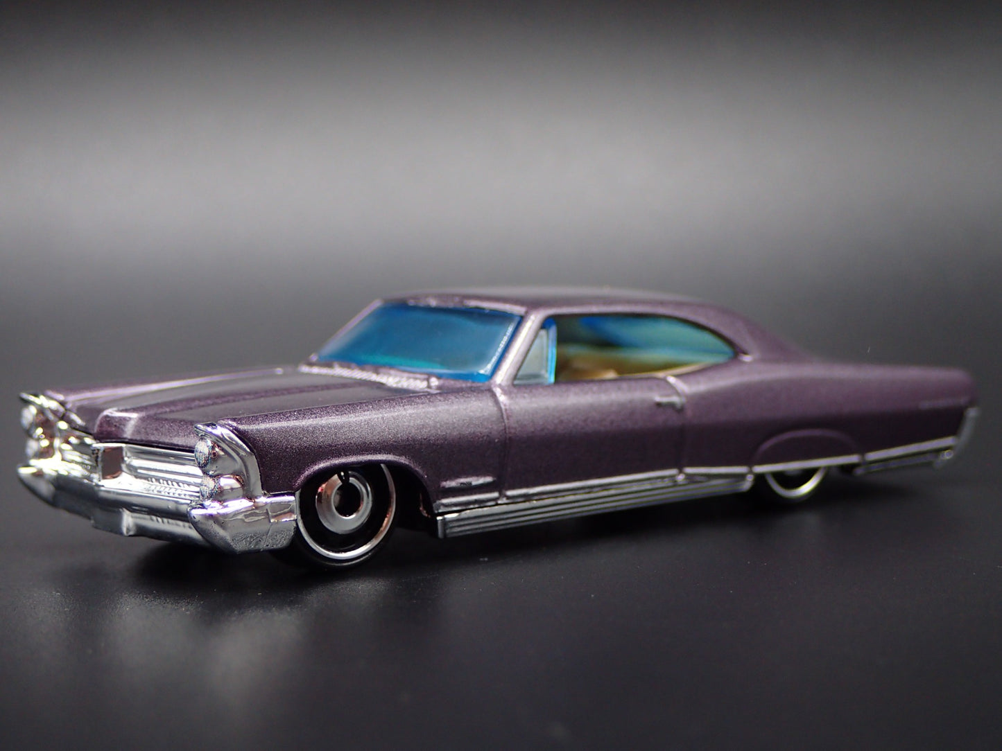 1965 65 PONTIAC BONNEVILLE PURPLE 1:64 SCALE COLLECTIBLE DIECAST MODEL CAR