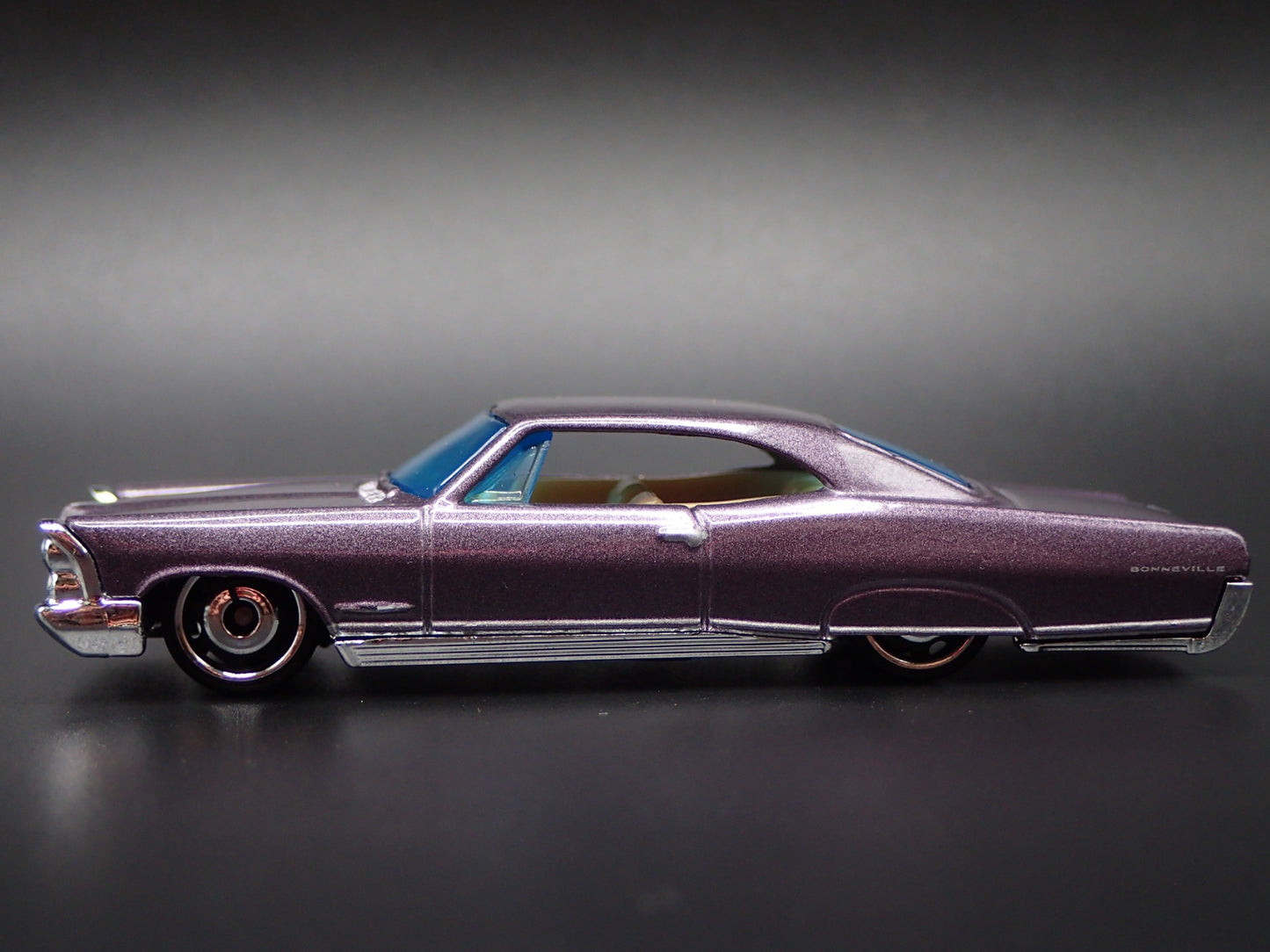 1965 65 PONTIAC BONNEVILLE PURPLE 1:64 SCALE COLLECTIBLE DIECAST MODEL CAR