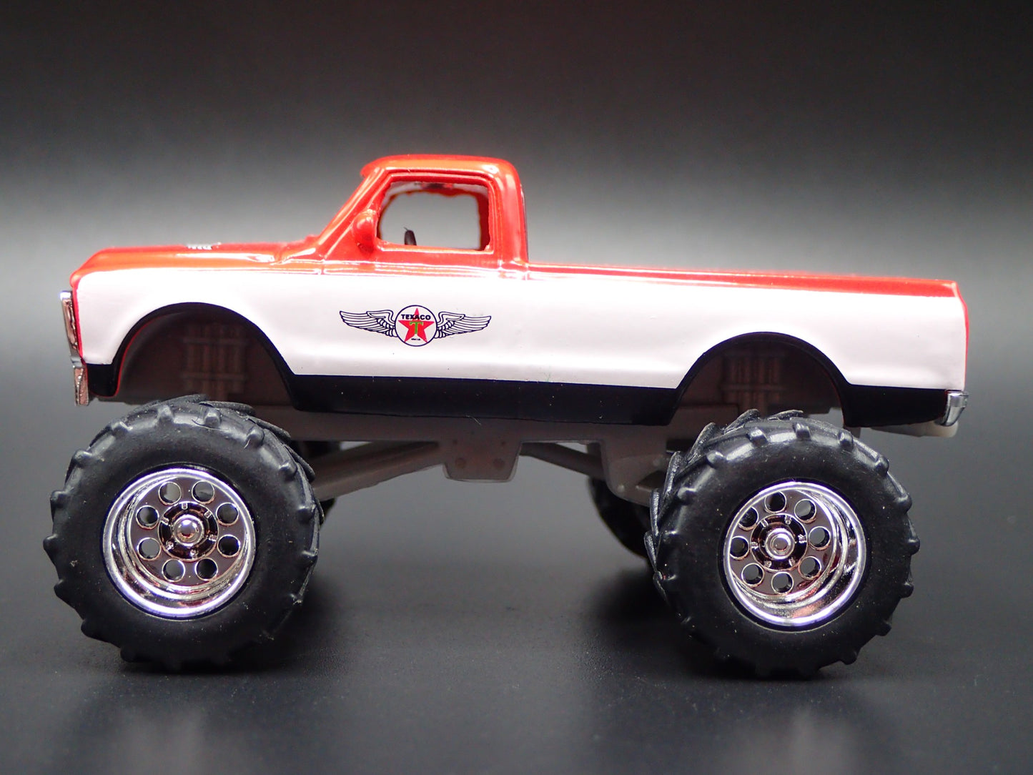 1972 72 CHEVROLET CHEYENNE PICKUP TRUCK 4X4 TEXACO 1:64 SCALE DIECAST MODEL CAR