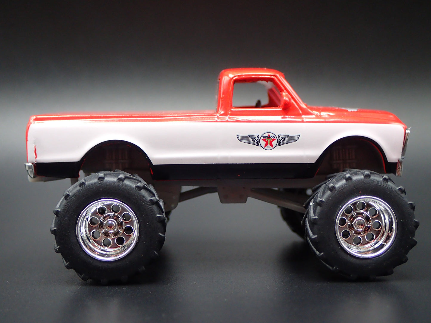 1972 72 CHEVROLET CHEYENNE PICKUP TRUCK 4X4 TEXACO 1:64 SCALE DIECAST MODEL CAR