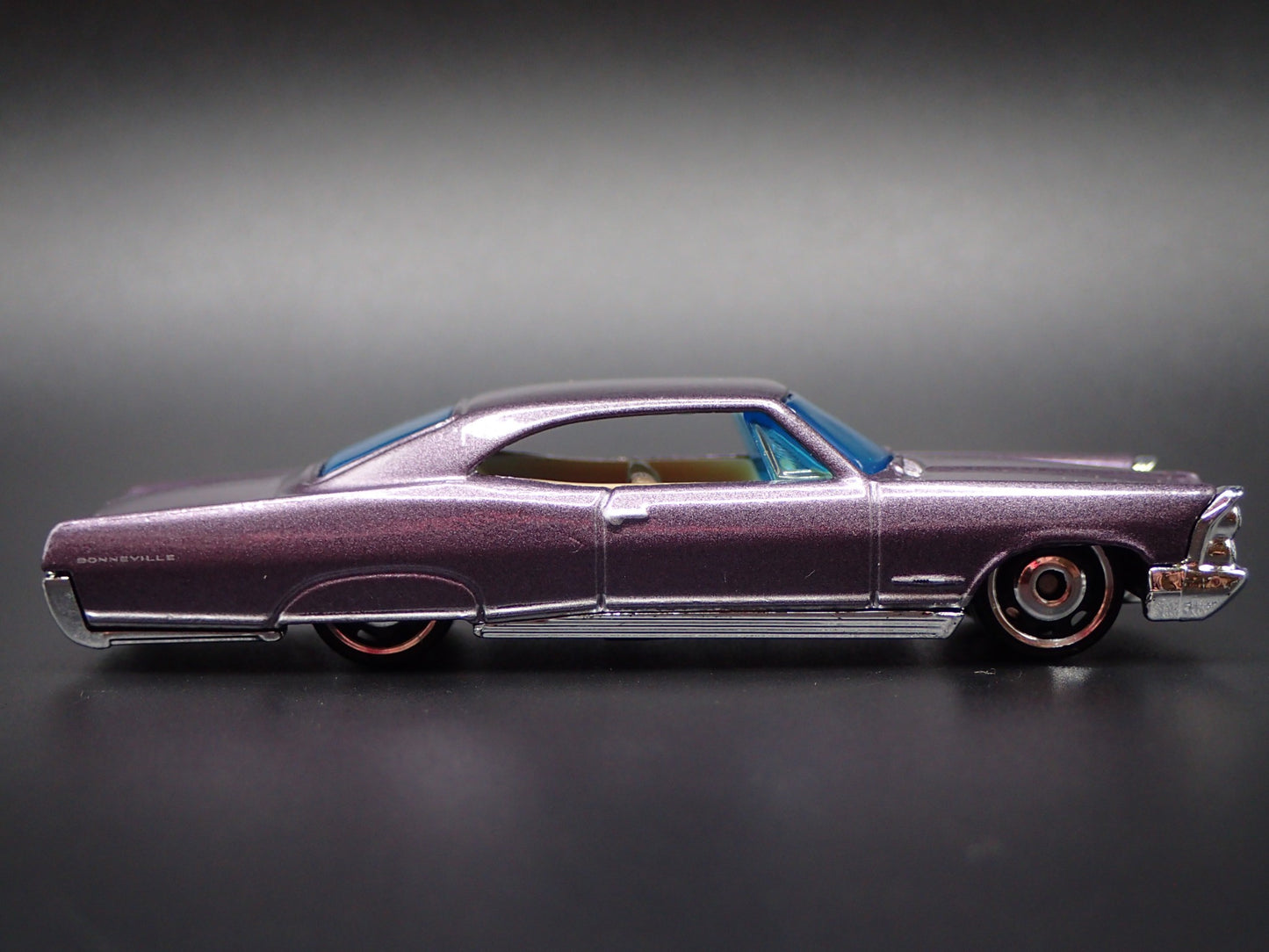 1965 65 PONTIAC BONNEVILLE PURPLE 1:64 SCALE COLLECTIBLE DIECAST MODEL CAR