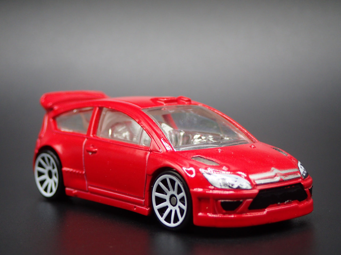 2007-2010 CITROEN C4 RALLY RED 1:64 SCALE COLLECTIBLE DIORAMA DIECAST MODEL CAR