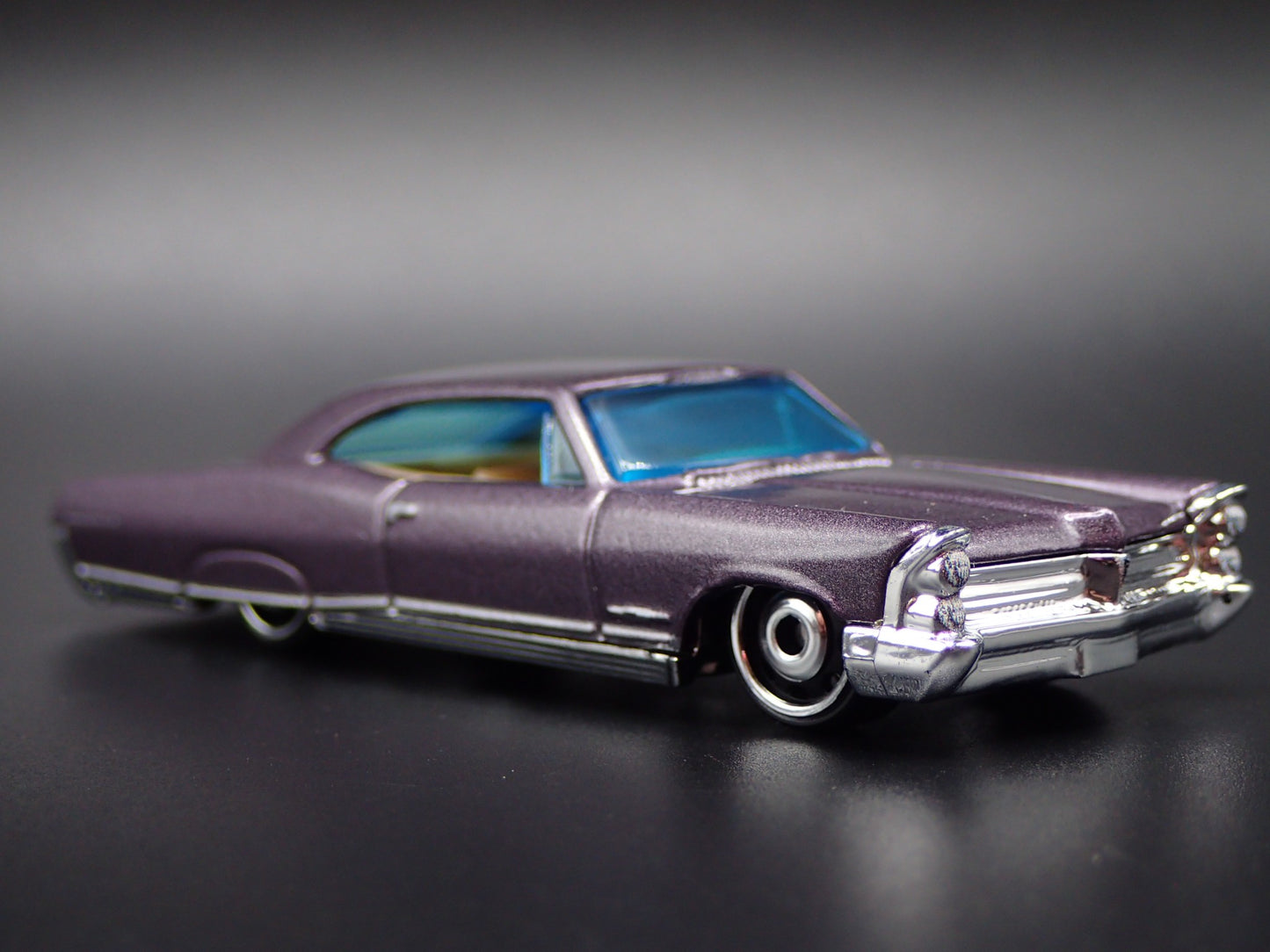 1965 65 PONTIAC BONNEVILLE PURPLE 1:64 SCALE COLLECTIBLE DIECAST MODEL CAR