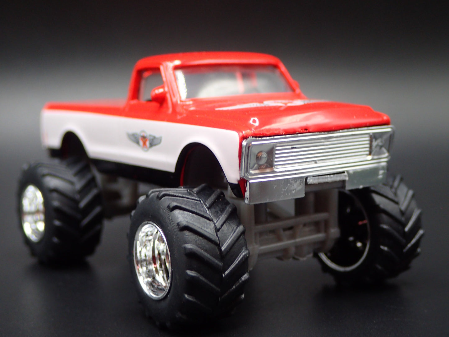 1972 72 CHEVROLET CHEYENNE PICKUP TRUCK 4X4 TEXACO 1:64 SCALE DIECAST MODEL CAR
