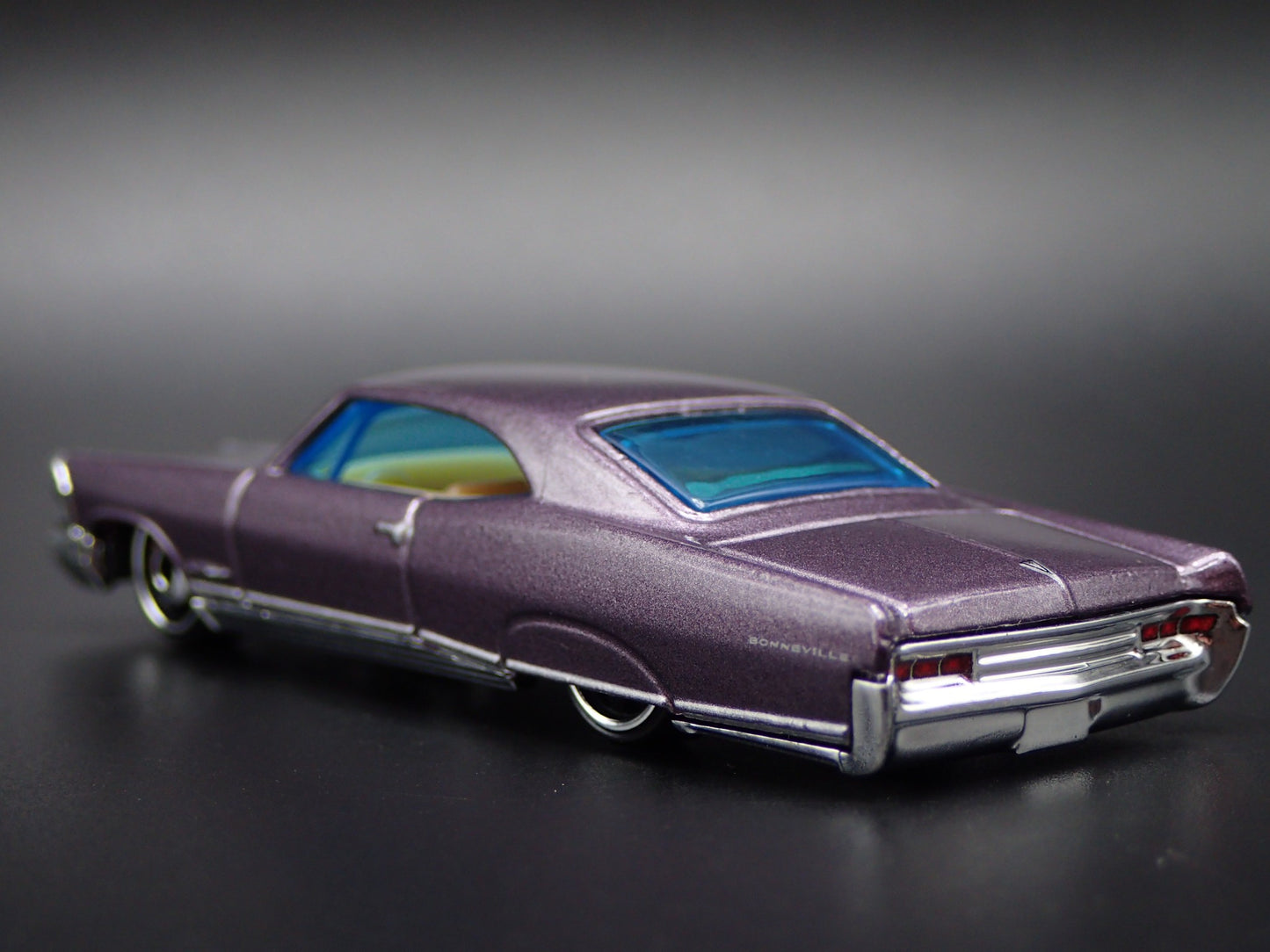 1965 65 PONTIAC BONNEVILLE PURPLE 1:64 SCALE COLLECTIBLE DIECAST MODEL CAR