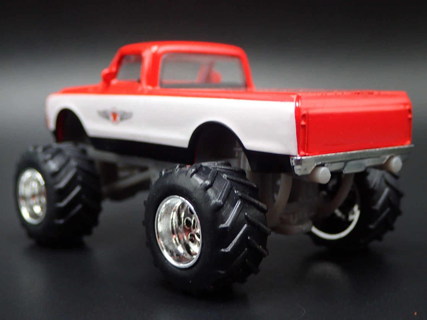 1972 72 CHEVROLET CHEYENNE PICKUP TRUCK 4X4 TEXACO 1:64 SCALE DIECAST MODEL CAR