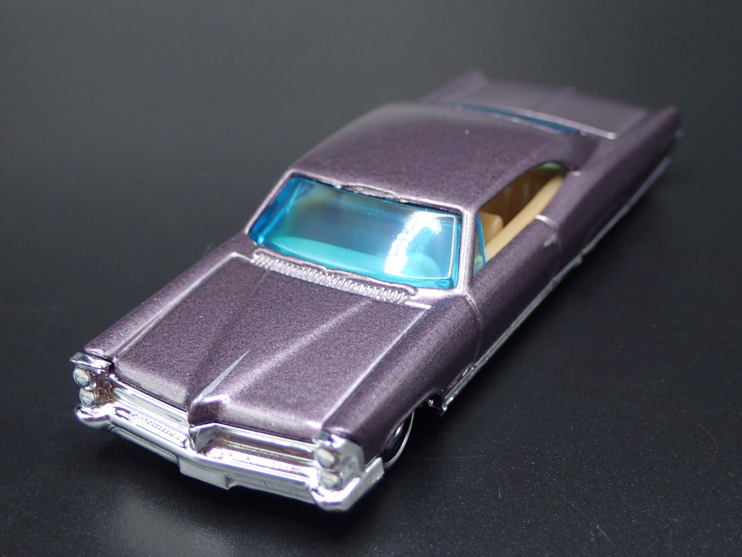 1965 65 PONTIAC BONNEVILLE PURPLE 1:64 SCALE COLLECTIBLE DIECAST MODEL CAR