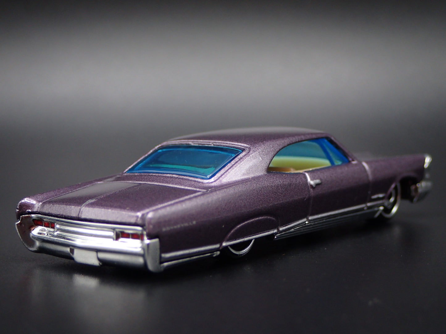 1965 65 PONTIAC BONNEVILLE PURPLE 1:64 SCALE COLLECTIBLE DIECAST MODEL CAR