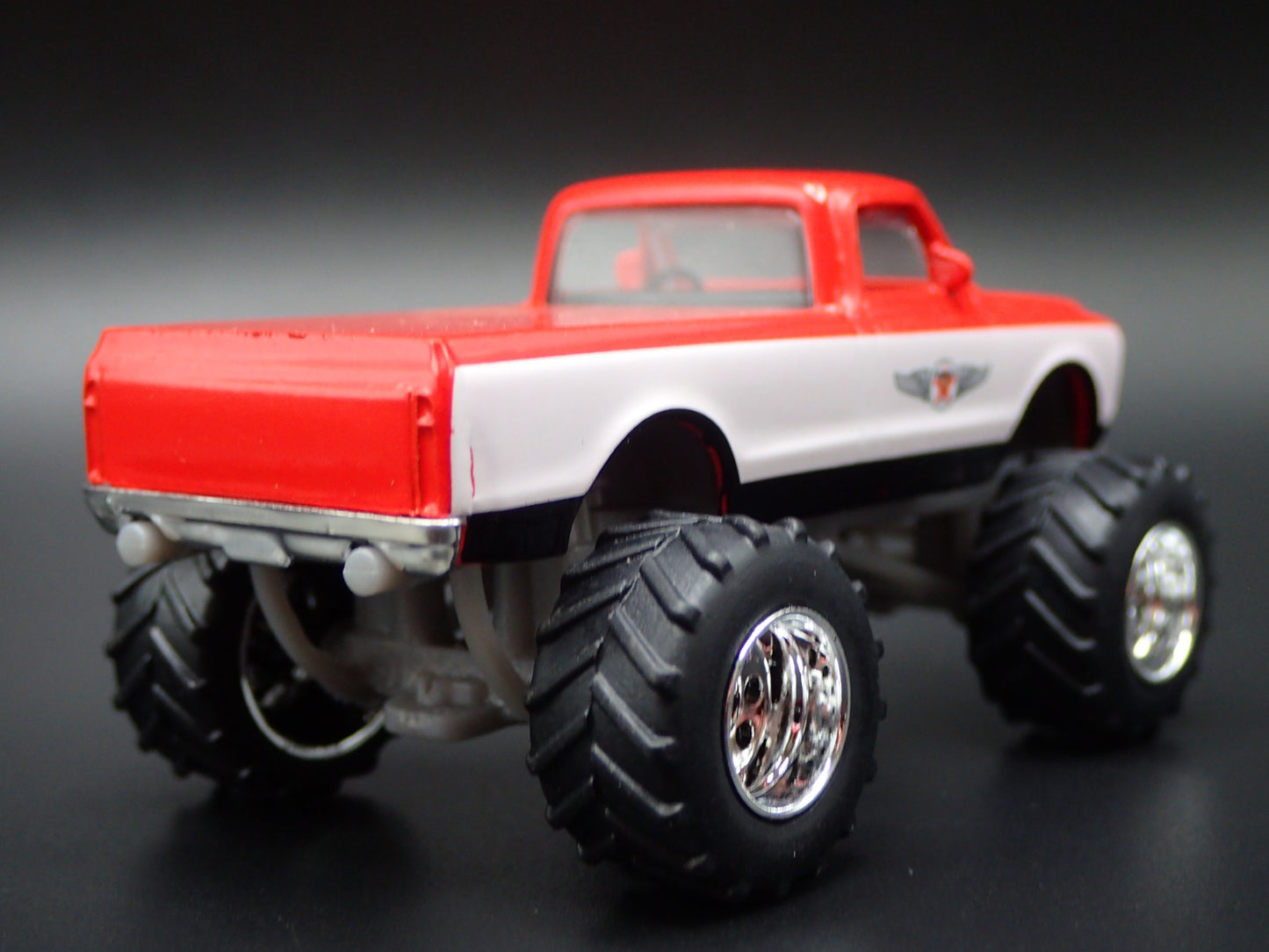 1972 72 CHEVROLET CHEYENNE PICKUP TRUCK 4X4 TEXACO 1:64 SCALE DIECAST MODEL CAR