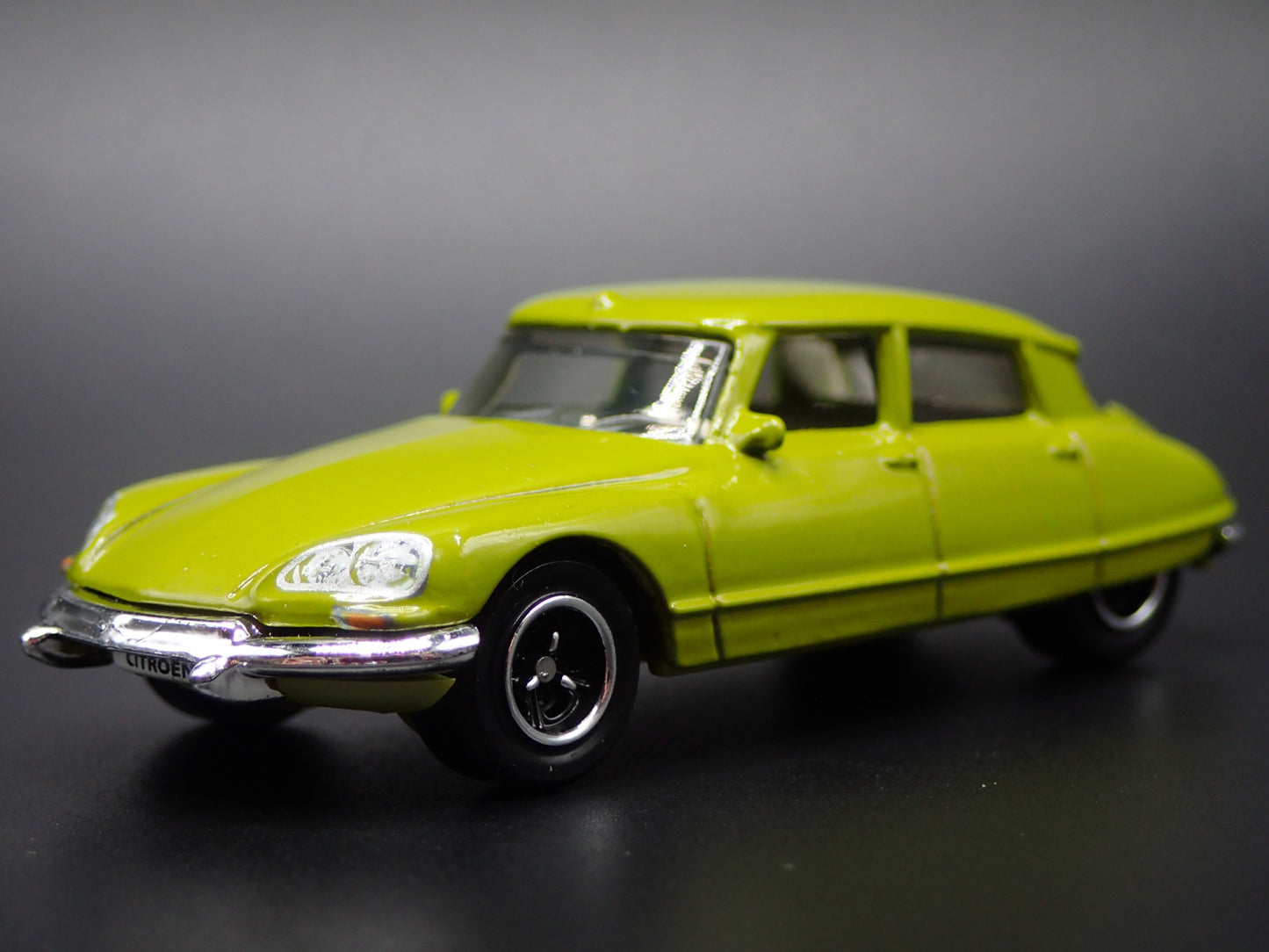 1955-1975 CITROEN DS GREEN 1:64 SCALE COLLECTIBLE DIORAMA DIECAST MODEL CAR