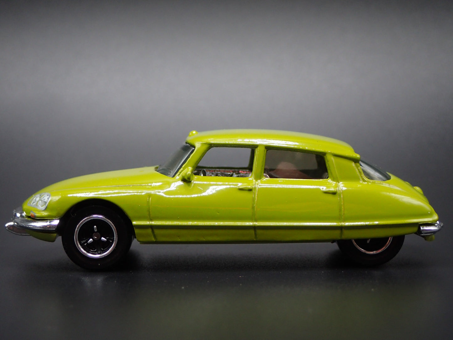 1955-1975 CITROEN DS GREEN 1:64 SCALE COLLECTIBLE DIORAMA DIECAST MODEL CAR