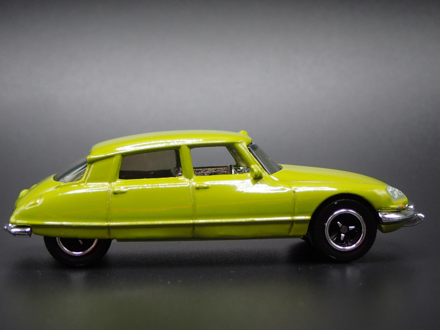 1955-1975 CITROEN DS GREEN 1:64 SCALE COLLECTIBLE DIORAMA DIECAST MODEL CAR
