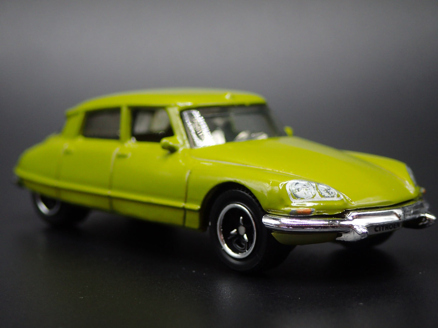1955-1975 CITROEN DS GREEN 1:64 SCALE COLLECTIBLE DIORAMA DIECAST MODEL CAR