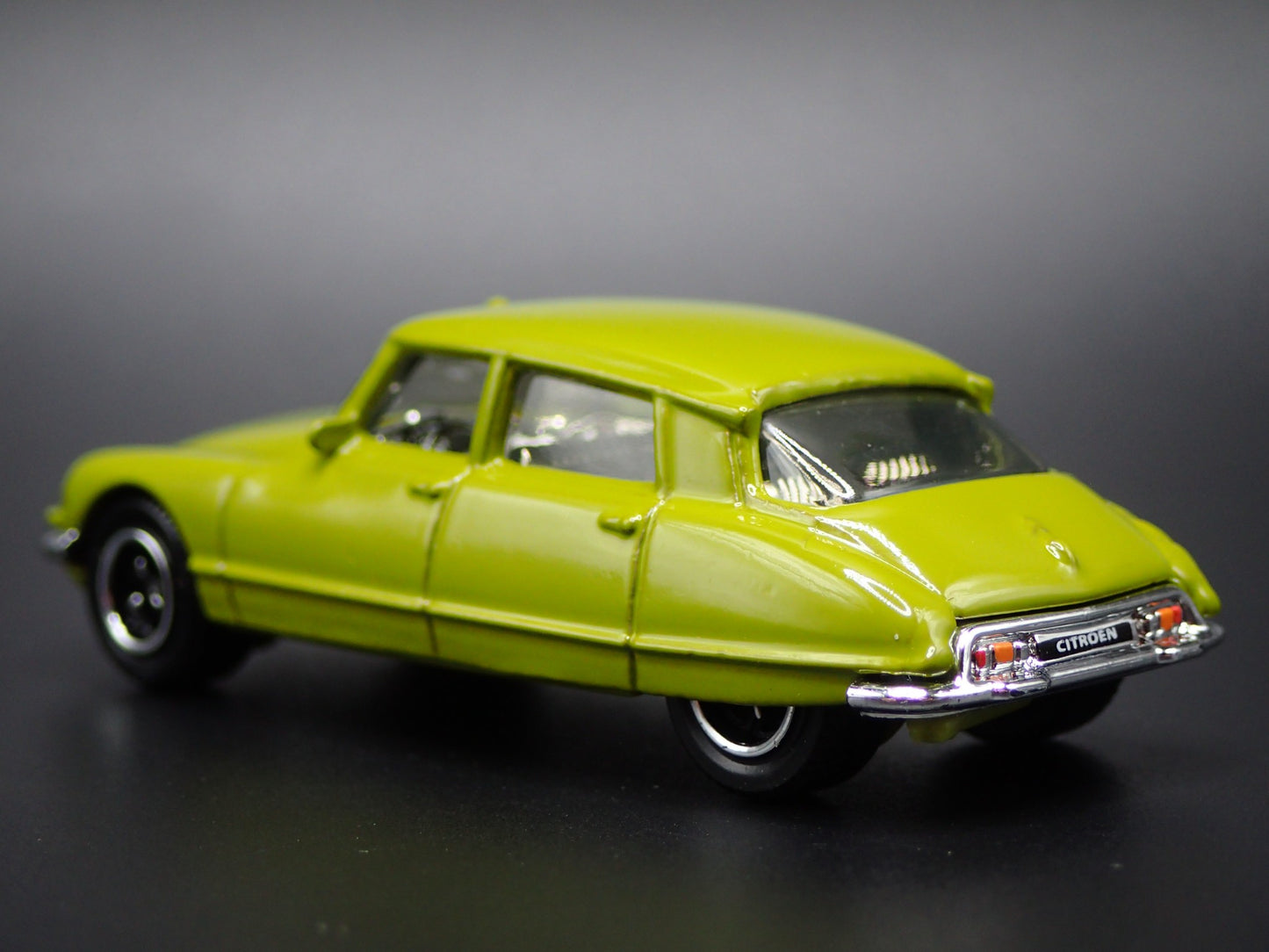 1955-1975 CITROEN DS GREEN 1:64 SCALE COLLECTIBLE DIORAMA DIECAST MODEL CAR