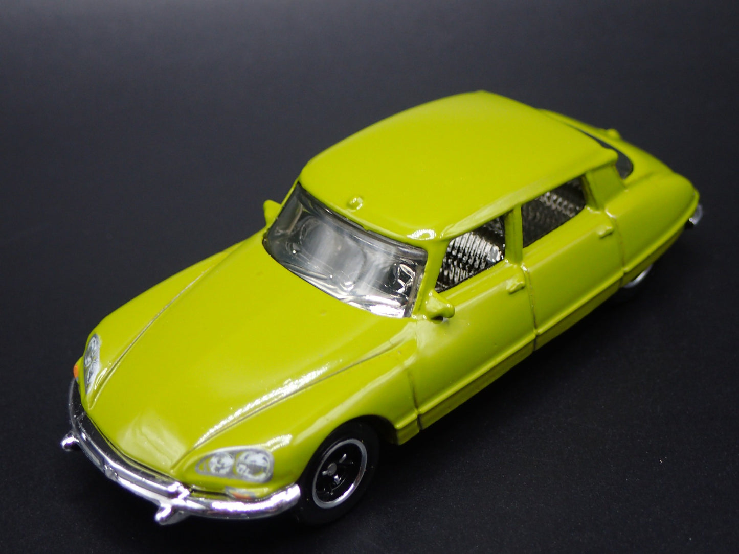 1955-1975 CITROEN DS GREEN 1:64 SCALE COLLECTIBLE DIORAMA DIECAST MODEL CAR