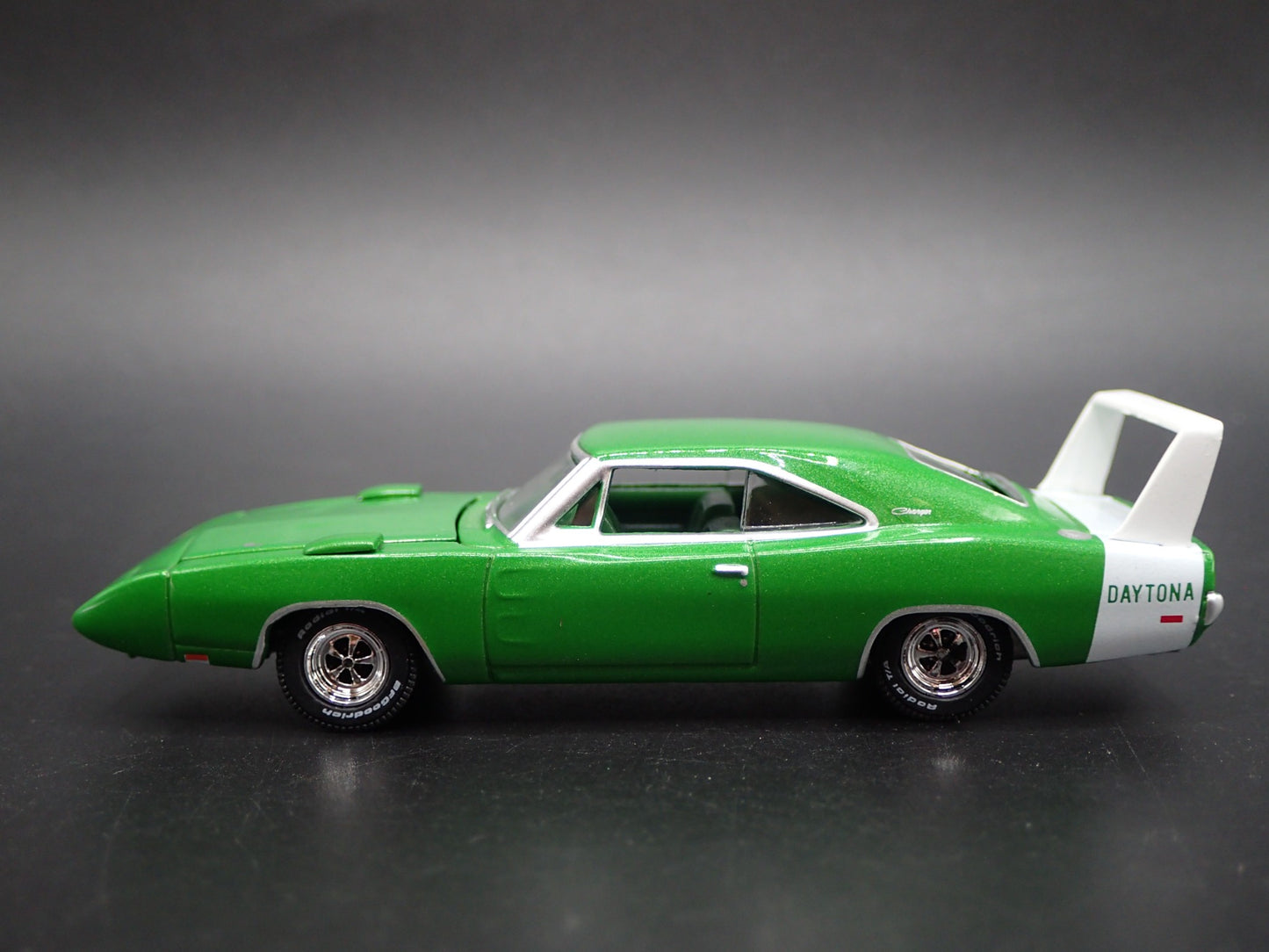 1969 69 DODGE CHARGER DAYTONA 1:64 SCALE COLLECTIBLE DIORAMA DIECAST MODEL CAR