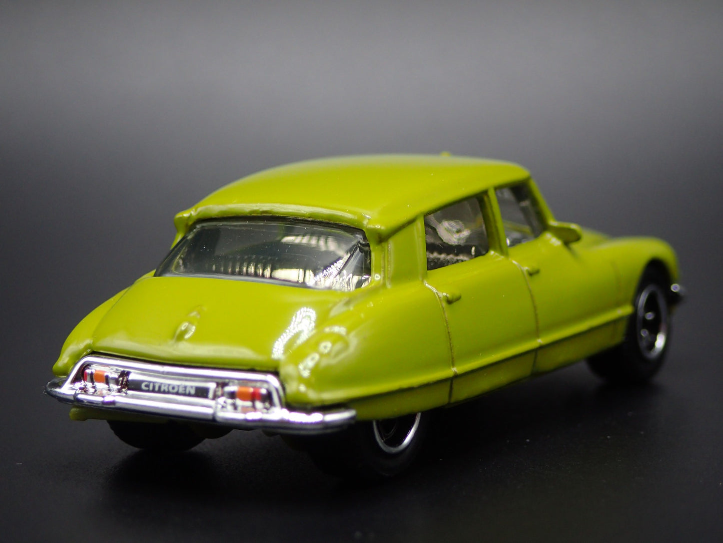 1955-1975 CITROEN DS GREEN 1:64 SCALE COLLECTIBLE DIORAMA DIECAST MODEL CAR