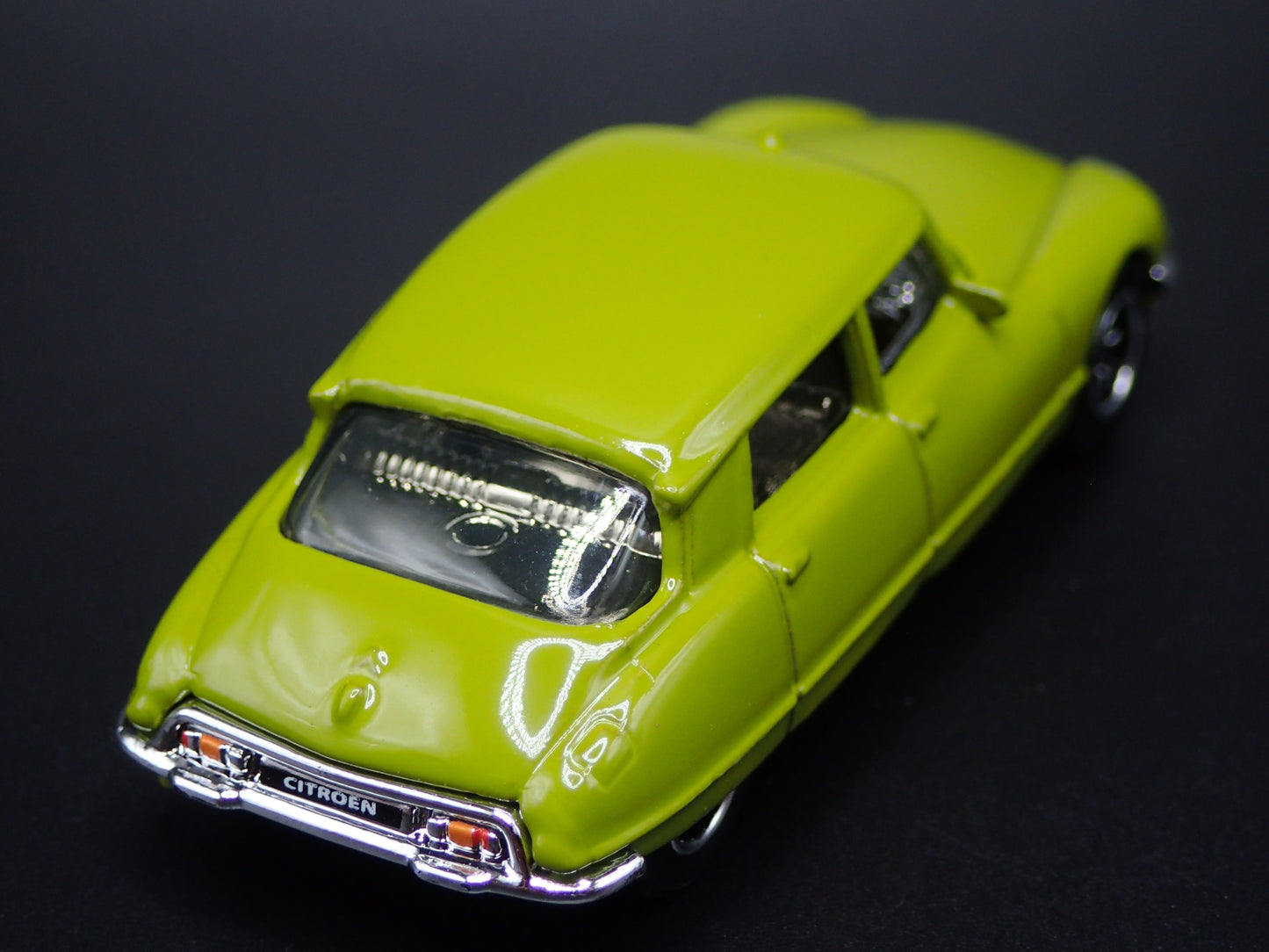 1955-1975 CITROEN DS GREEN 1:64 SCALE COLLECTIBLE DIORAMA DIECAST MODEL CAR
