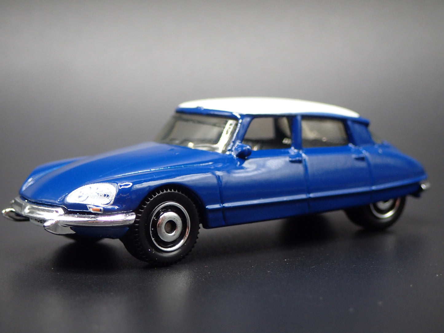 1955-1975 CITROEN DS BLUE 1:64 SCALE COLLECTIBLE DIORAMA DIECAST MODEL CAR