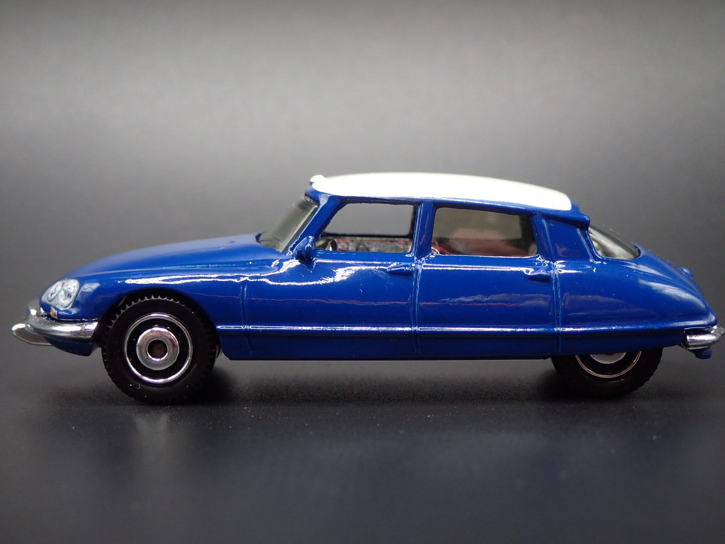 1955-1975 CITROEN DS BLUE 1:64 SCALE COLLECTIBLE DIORAMA DIECAST MODEL CAR
