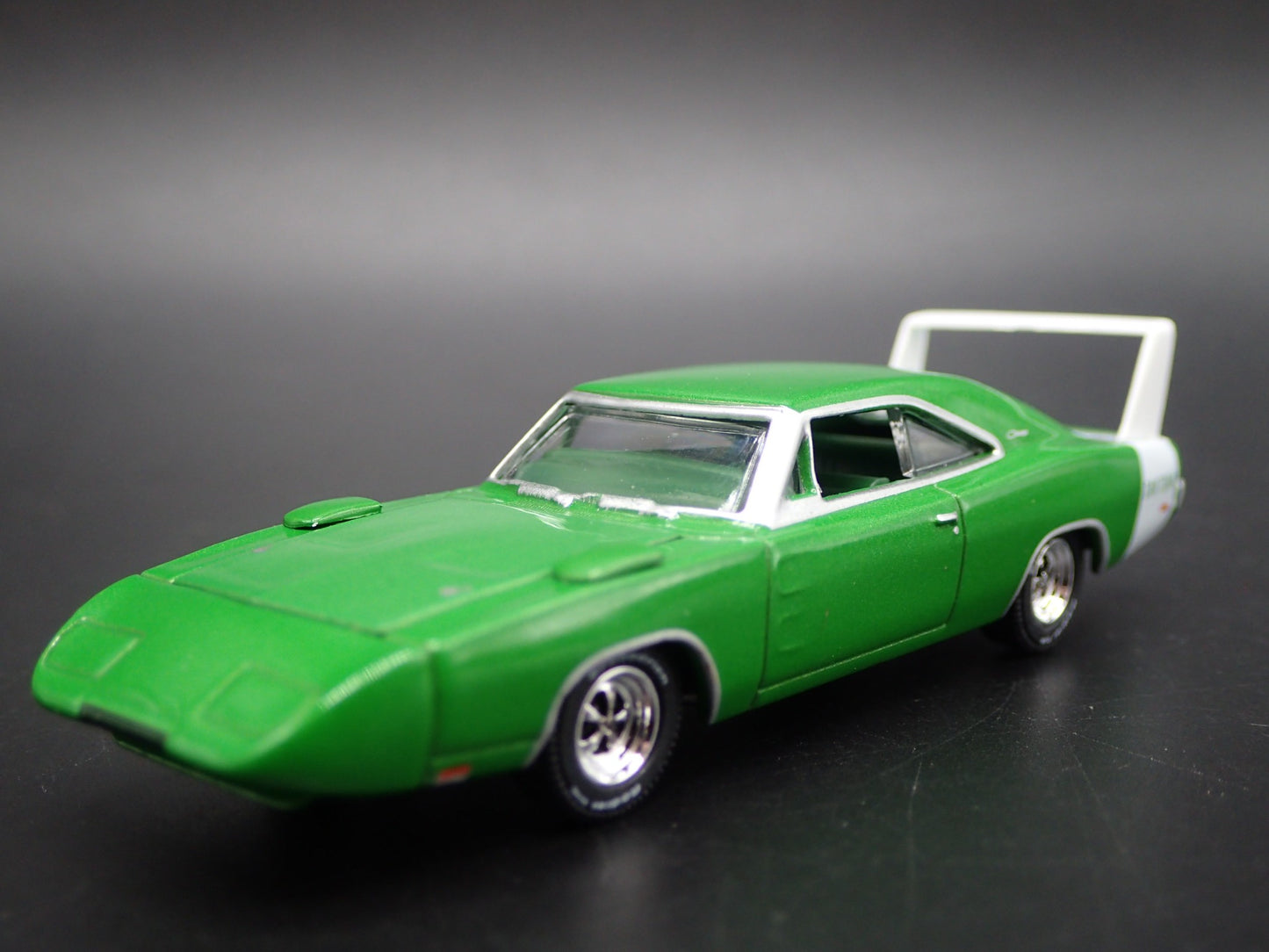 1969 69 DODGE CHARGER DAYTONA 1:64 SCALE COLLECTIBLE DIORAMA DIECAST MODEL CAR