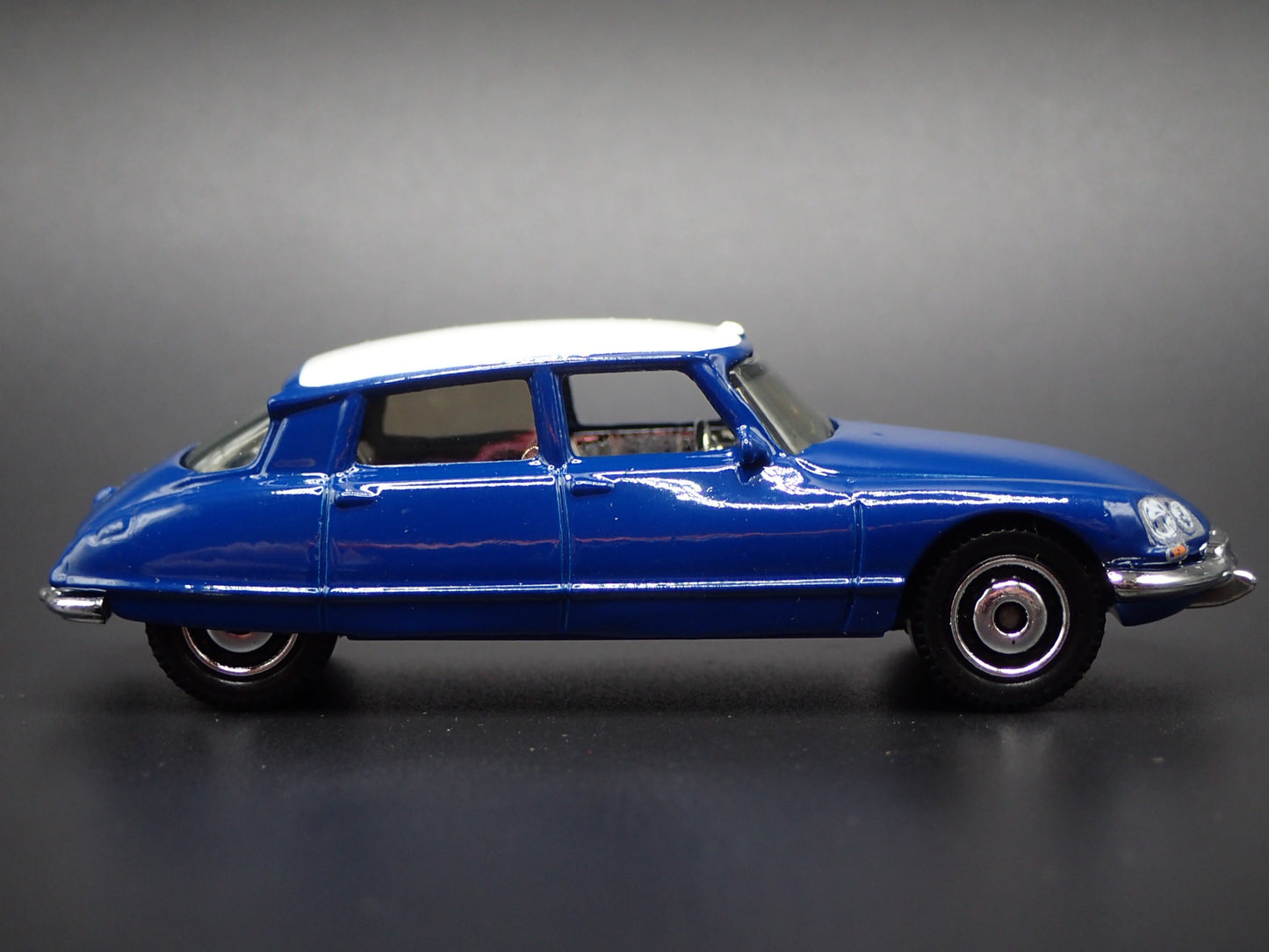 1955-1975 CITROEN DS BLUE 1:64 SCALE COLLECTIBLE DIORAMA DIECAST MODEL CAR