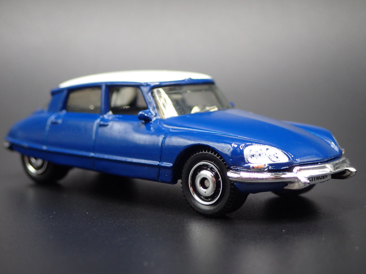 1955-1975 CITROEN DS BLUE 1:64 SCALE COLLECTIBLE DIORAMA DIECAST MODEL CAR
