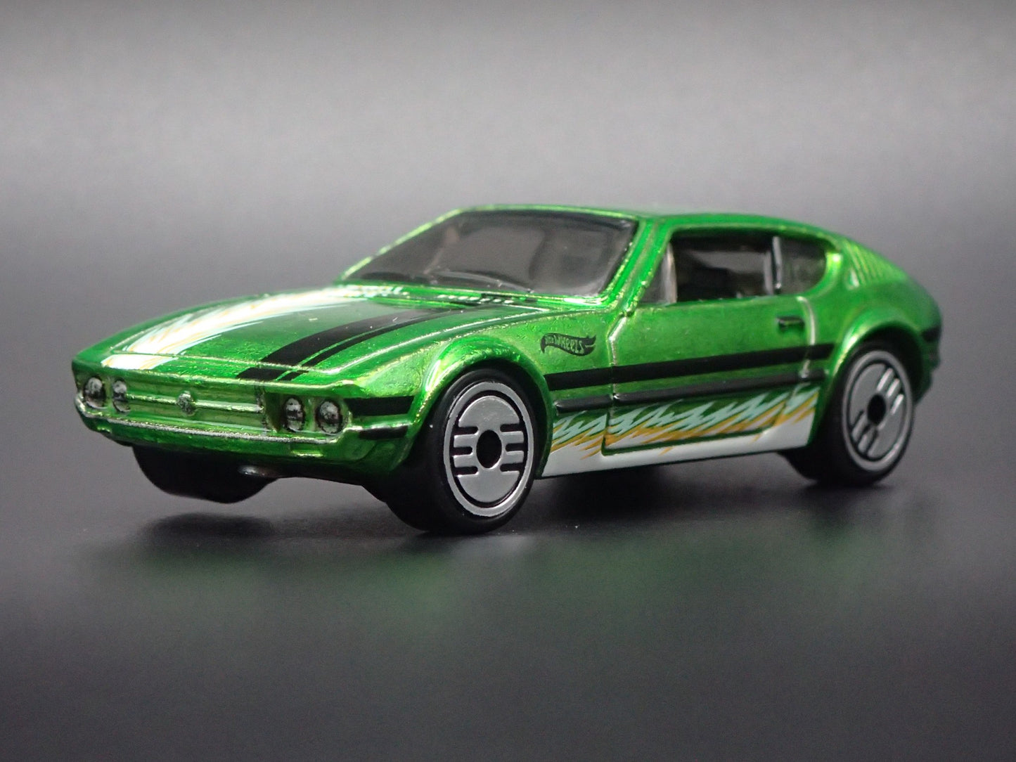 1972-1976 VW VOLKSWAGEN SP2 1:64 SCALE COLLECTIBLE DIORAMA DIECAST MODEL CAR