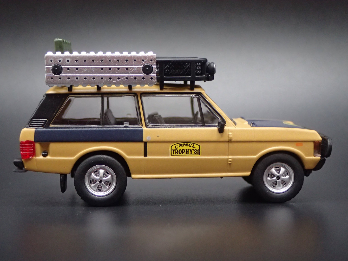 1970-1994 RANGE ROVER CAMEL TROPHY 1981 1/64 SCALE DIORAMA DIECAST MODEL CAR