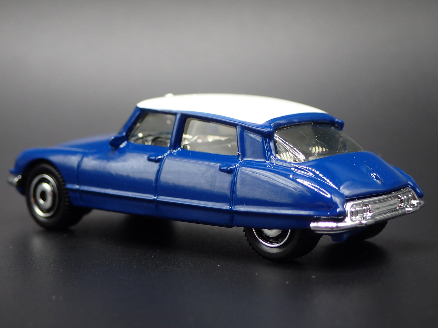 1955-1975 CITROEN DS BLUE 1:64 SCALE COLLECTIBLE DIORAMA DIECAST MODEL CAR