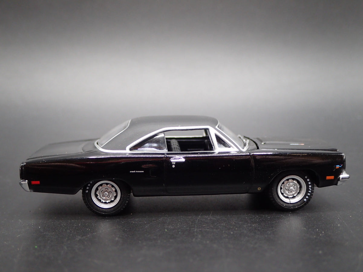 1970 70 PLYMOUTH ROAD RUNNER 1:64 SCALE COLLECTIBLE DIORAMA DIECAST MODEL CAR-Burning Rubber Toy Company