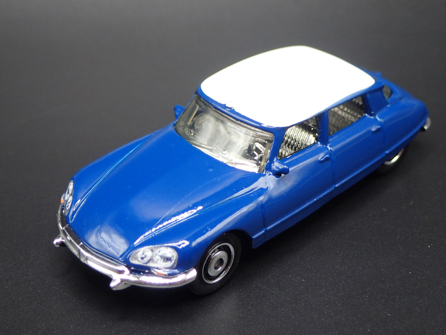 1955-1975 CITROEN DS BLUE 1:64 SCALE COLLECTIBLE DIORAMA DIECAST MODEL CAR