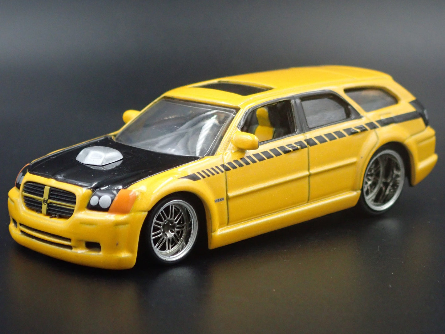 2005-2008 DODGE MAGNUM YELLOW 1:64 SCALE COLLECTIBLE DIORAMA DIECAST MODEL CAR