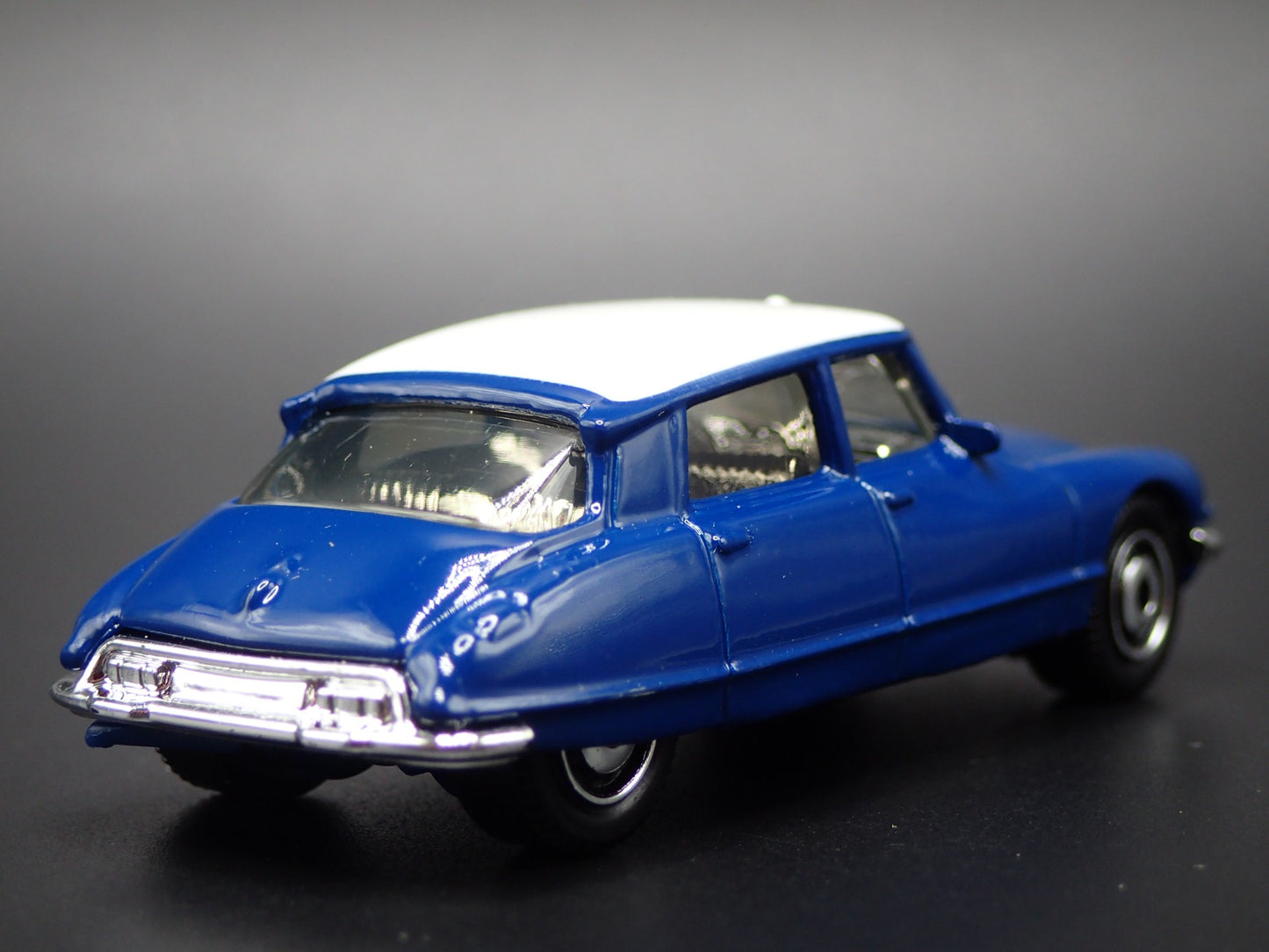 1955-1975 CITROEN DS BLUE 1:64 SCALE COLLECTIBLE DIORAMA DIECAST MODEL CAR