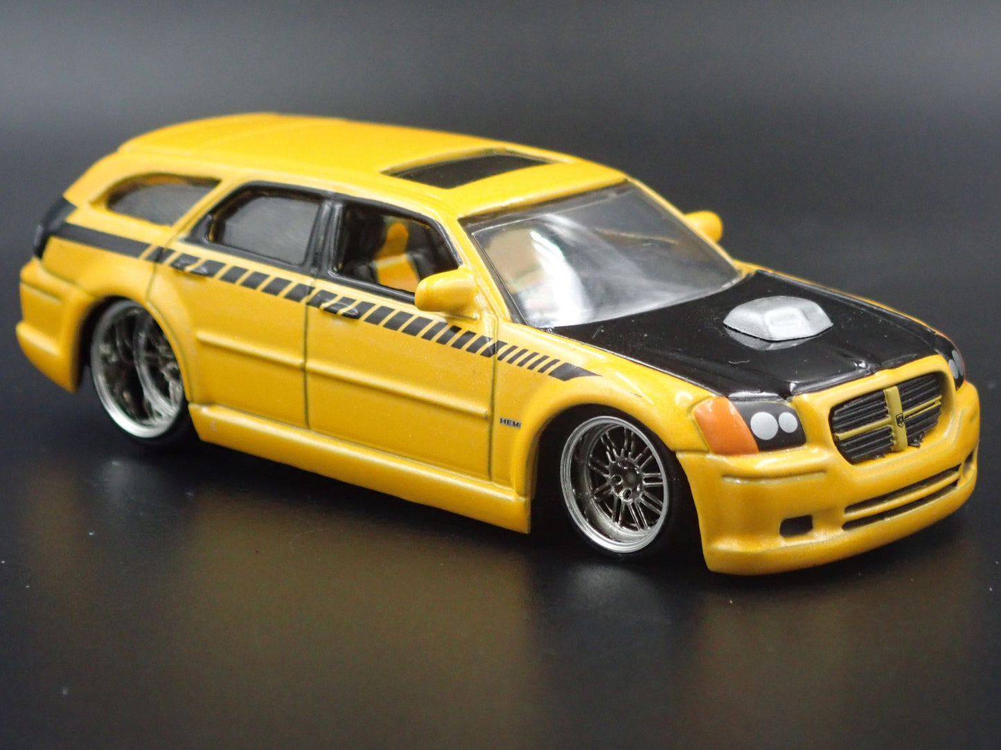 2005-2008 DODGE MAGNUM YELLOW 1:64 SCALE COLLECTIBLE DIORAMA DIECAST MODEL CAR