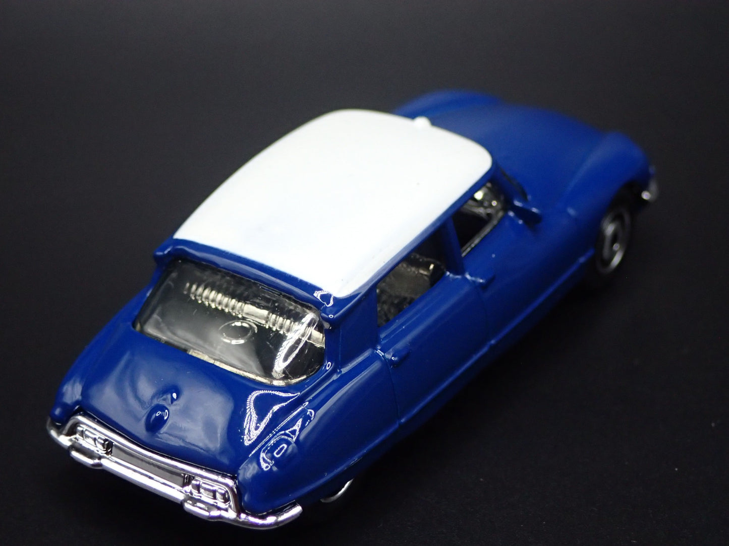 1955-1975 CITROEN DS BLUE 1:64 SCALE COLLECTIBLE DIORAMA DIECAST MODEL CAR
