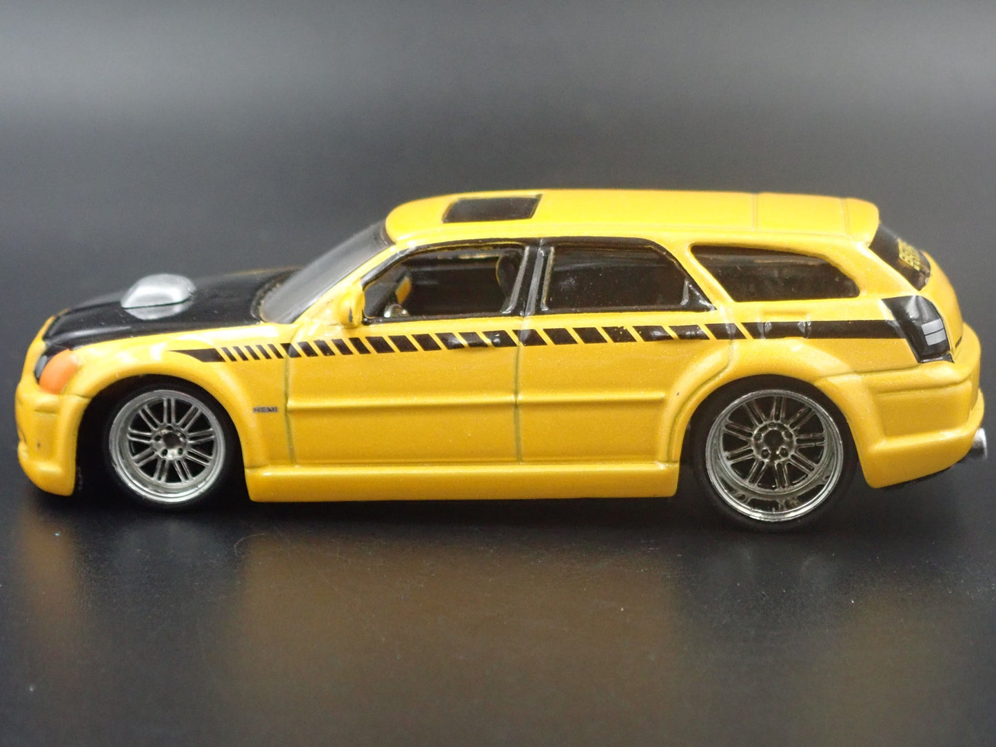 2005-2008 DODGE MAGNUM YELLOW 1:64 SCALE COLLECTIBLE DIORAMA DIECAST MODEL CAR
