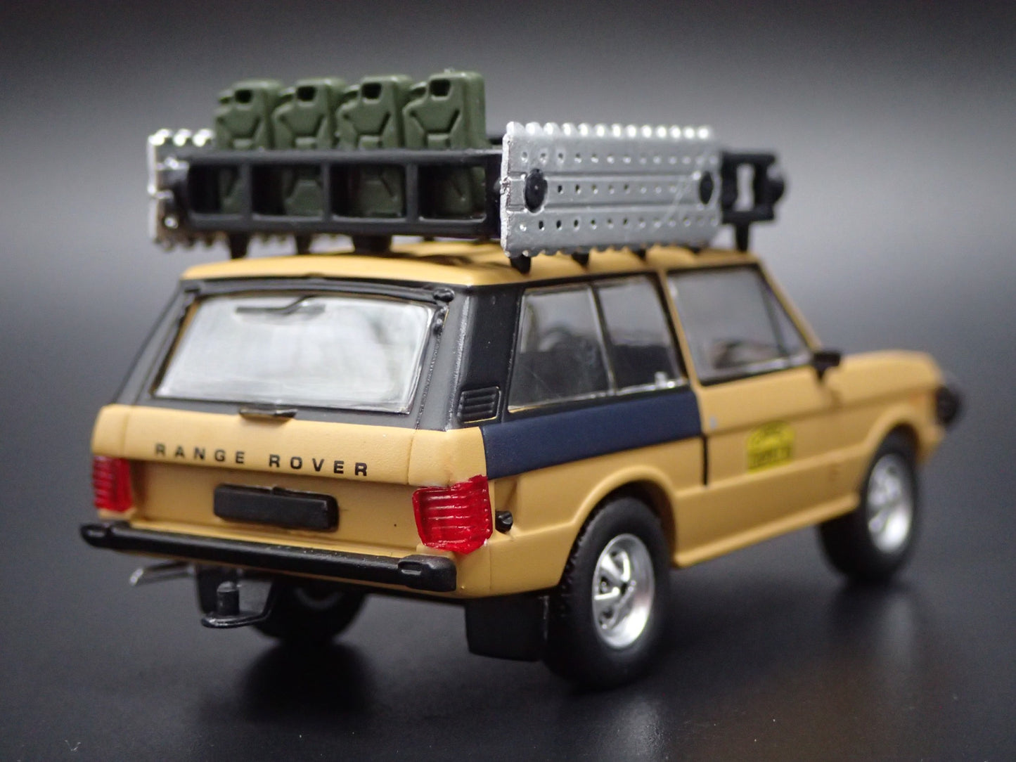 1970-1994 RANGE ROVER CAMEL TROPHY 1981 1/64 SCALE DIORAMA DIECAST MODEL CAR