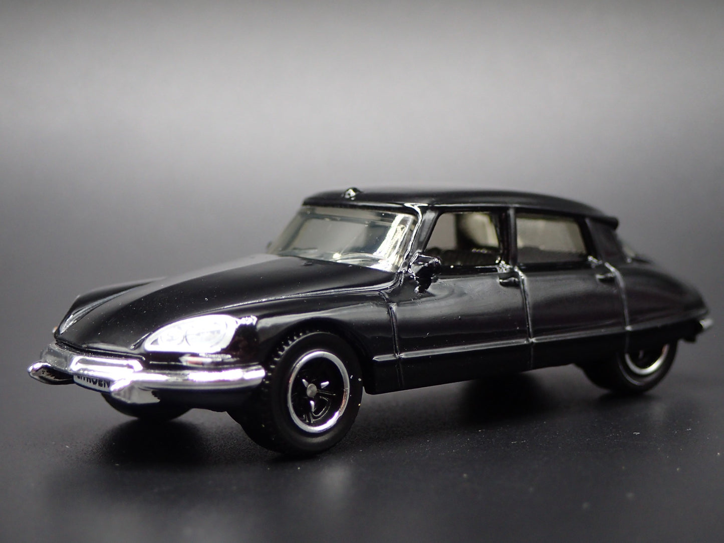 1955-1975 CITROEN DS BLACK 1:64 SCALE COLLECTIBLE DIORAMA DIECAST MODEL CAR