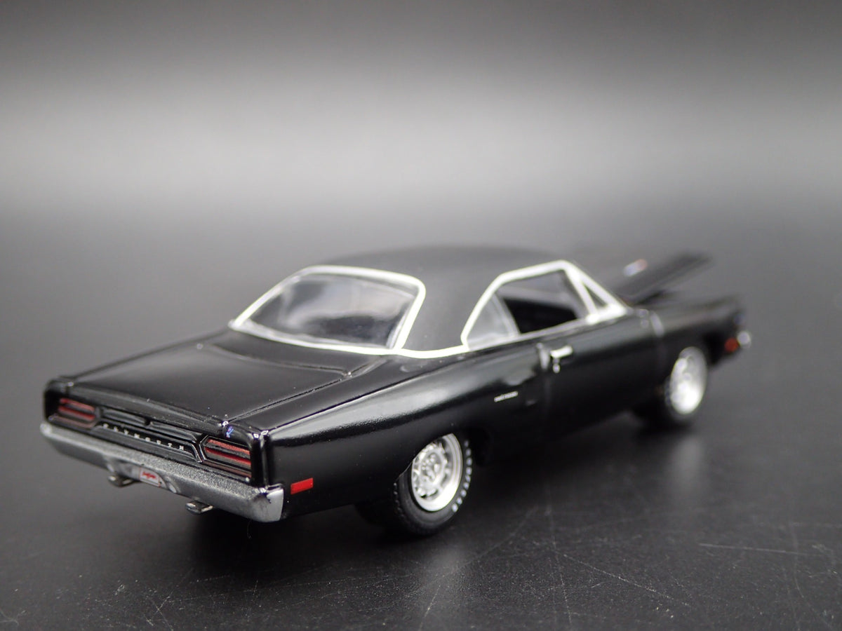 1970 70 PLYMOUTH ROAD RUNNER 1:64 SCALE COLLECTIBLE DIORAMA DIECAST MODEL CAR-Burning Rubber Toy Company