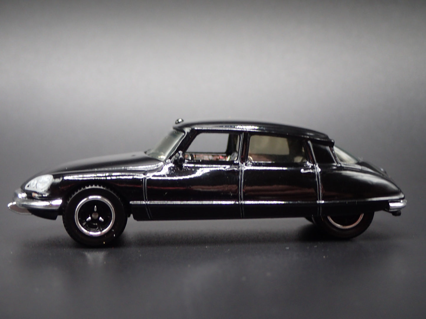 1955-1975 CITROEN DS BLACK 1:64 SCALE COLLECTIBLE DIORAMA DIECAST MODEL CAR
