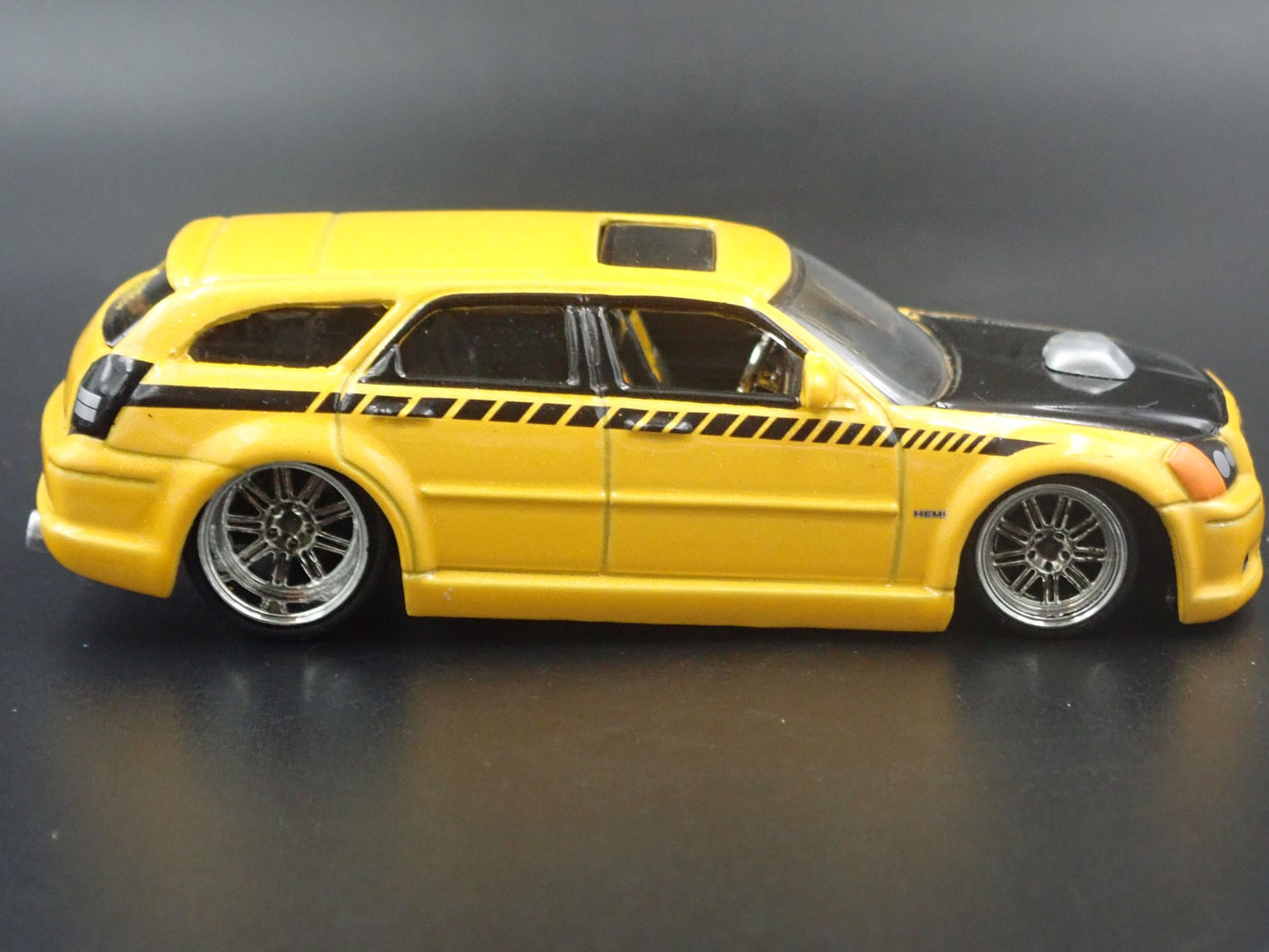2005-2008 DODGE MAGNUM YELLOW 1:64 SCALE COLLECTIBLE DIORAMA DIECAST MODEL CAR