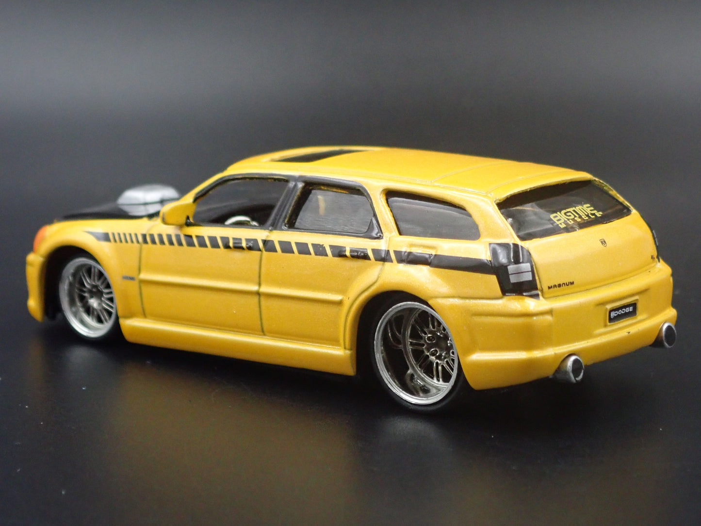 2005-2008 DODGE MAGNUM YELLOW 1:64 SCALE COLLECTIBLE DIORAMA DIECAST MODEL CAR